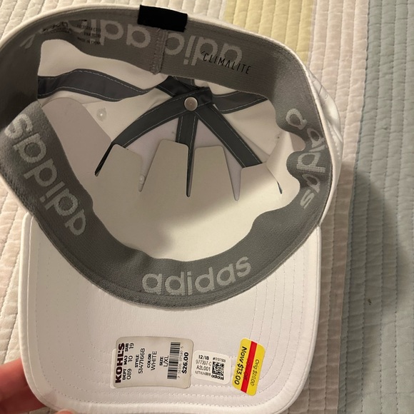Adidas women’s Small hat NWT - Picture 2 of 2